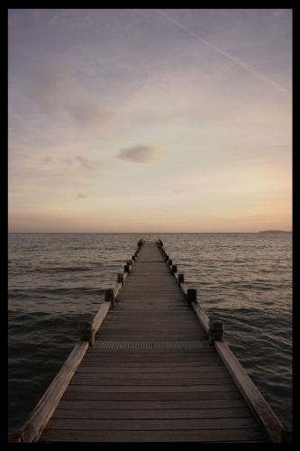 plakat brązowy drewniany pomost 01.jpg